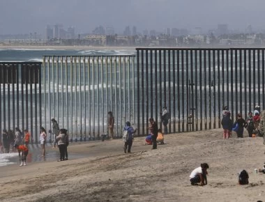 Ο Τραμπ απειλεί με «κατάσταση έκτακτης ανάγκης» αν δεν εγκριθεί το τείχος